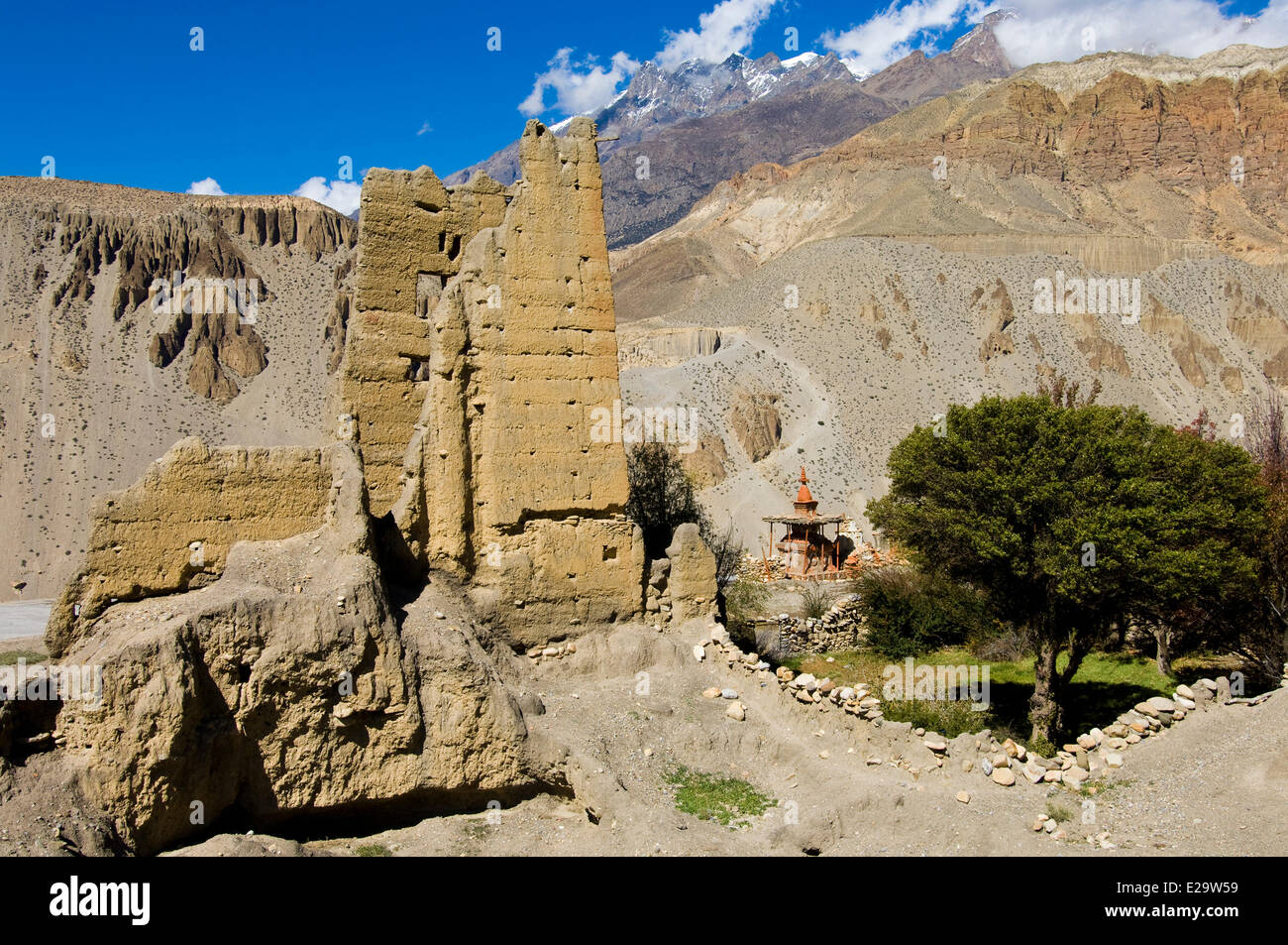 Il Nepal, zona di Dhawalagiri, Mustang distretto (ex regno di Lo), Thangbe, rovine della fortezza Foto Stock