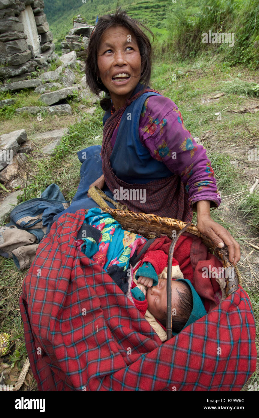 Il Nepal, zona di Bagmati, Distretto Rasuwa, Trisuli Valley, Gatlang, Tamang Heritage Trail, donna con culla e baby Foto Stock