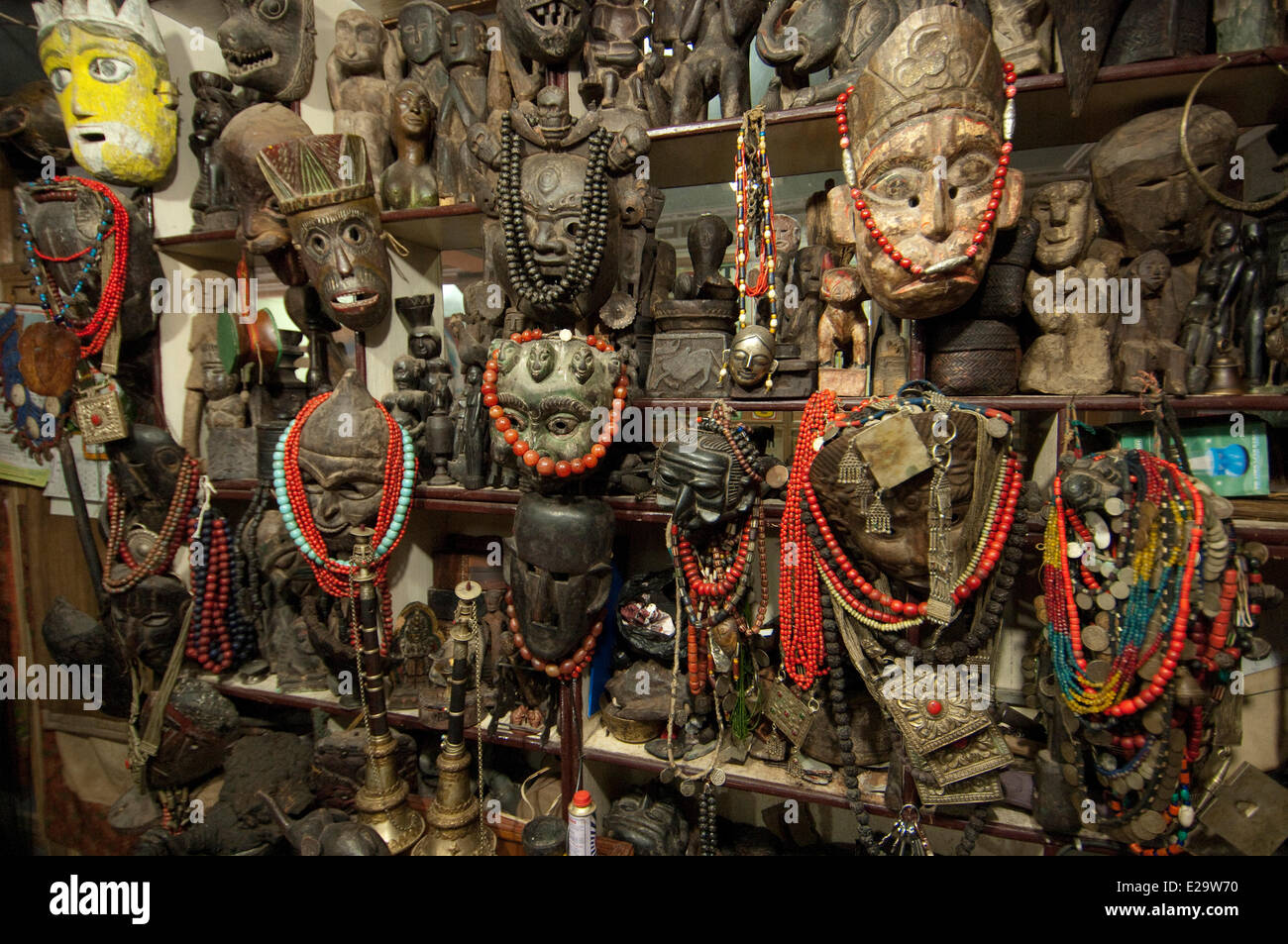 Il Nepal, zona di Bagmati, Kathmandu, negozio specializzato in oggetti di antiquariato e Chamanism artefatti Foto Stock