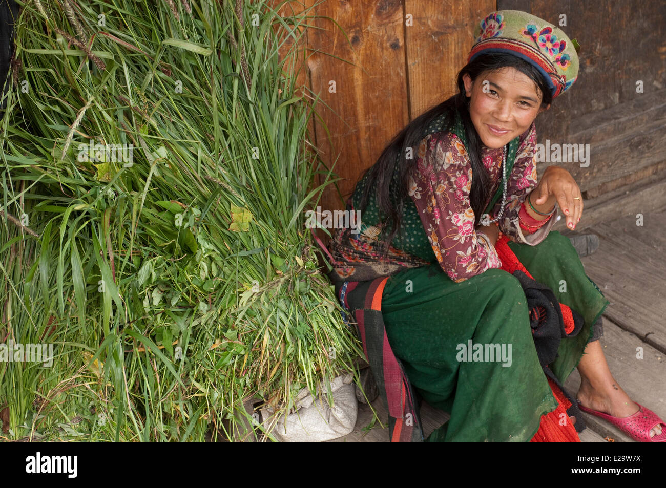 Il Nepal, zona di Bagmati, Distretto Rasuwa, Trisuli Valley, Gatlang, Tamang Heritage Trail, donna in abito tradizionale Foto Stock