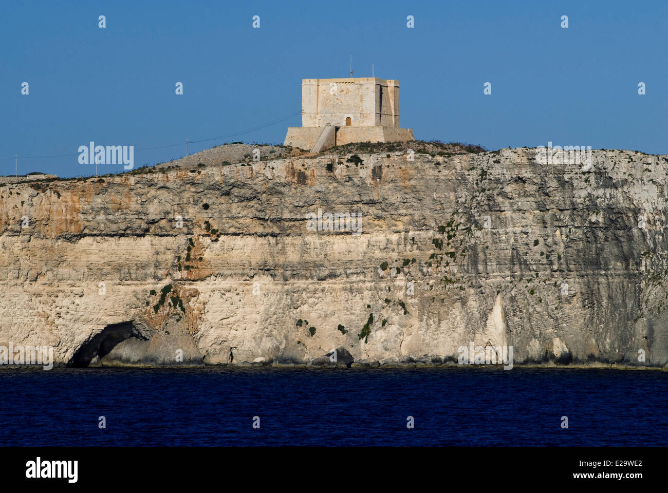 Malta e Comino Isola, Torre Genovese visto dal traghetto Foto Stock