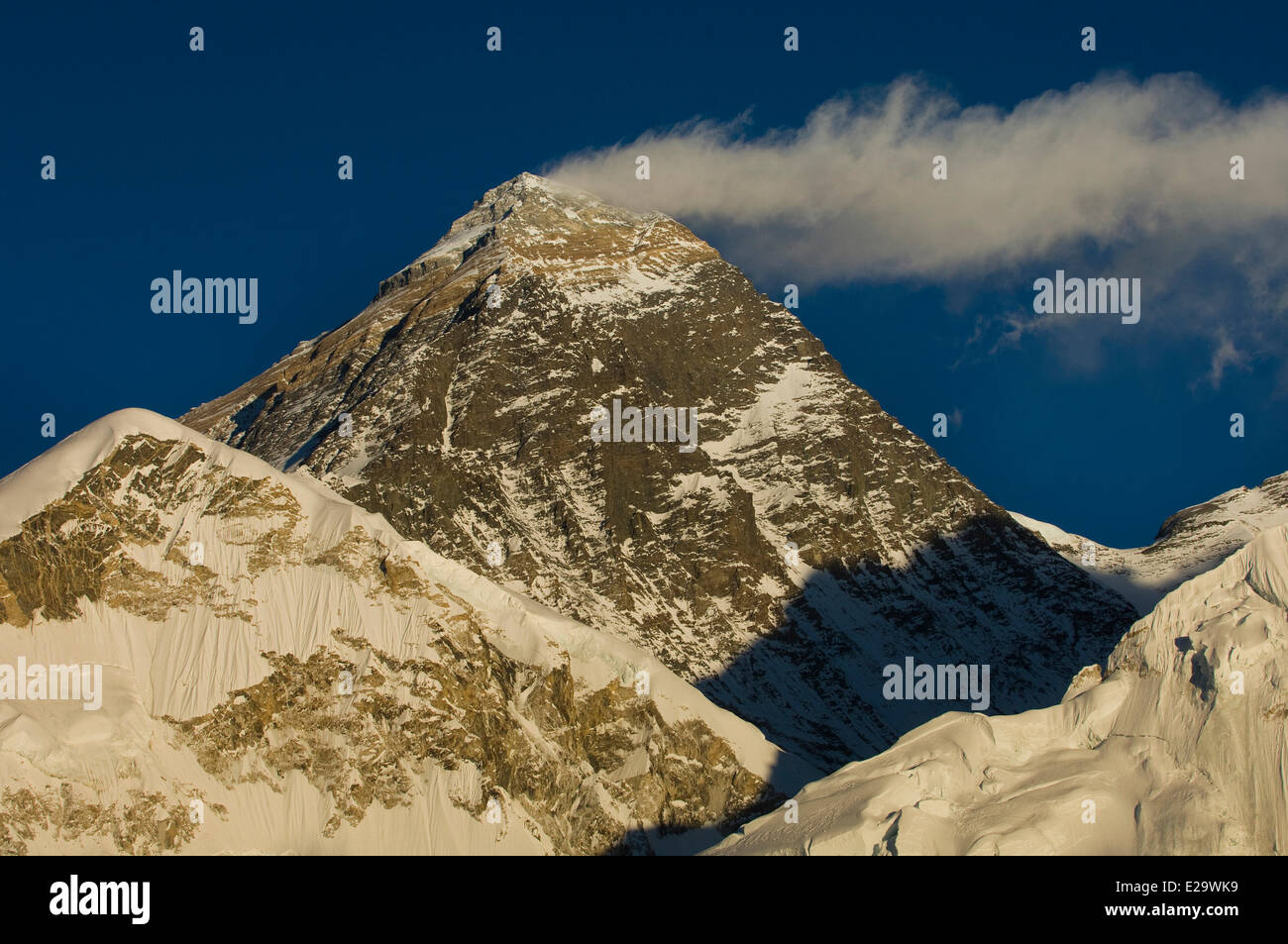 Il Nepal, zona di Sagarmatha, Regione di Khumbu, trek del Campo Base Everest, i vertici della Nupste e Everest (8850 m), da Kala Foto Stock