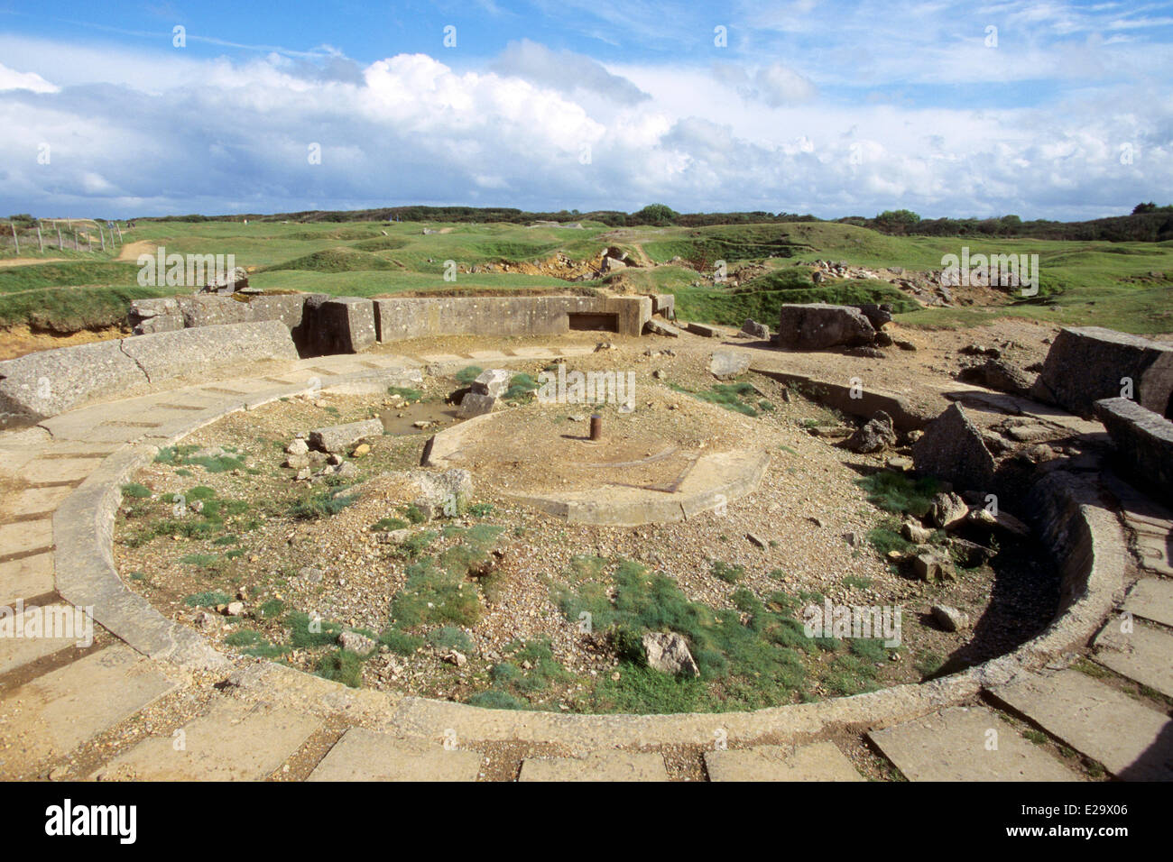 Francia, Calvados, Cricqueville en bessin, Pointe du Hoc, resti di vecchie batterie tedesco Foto Stock