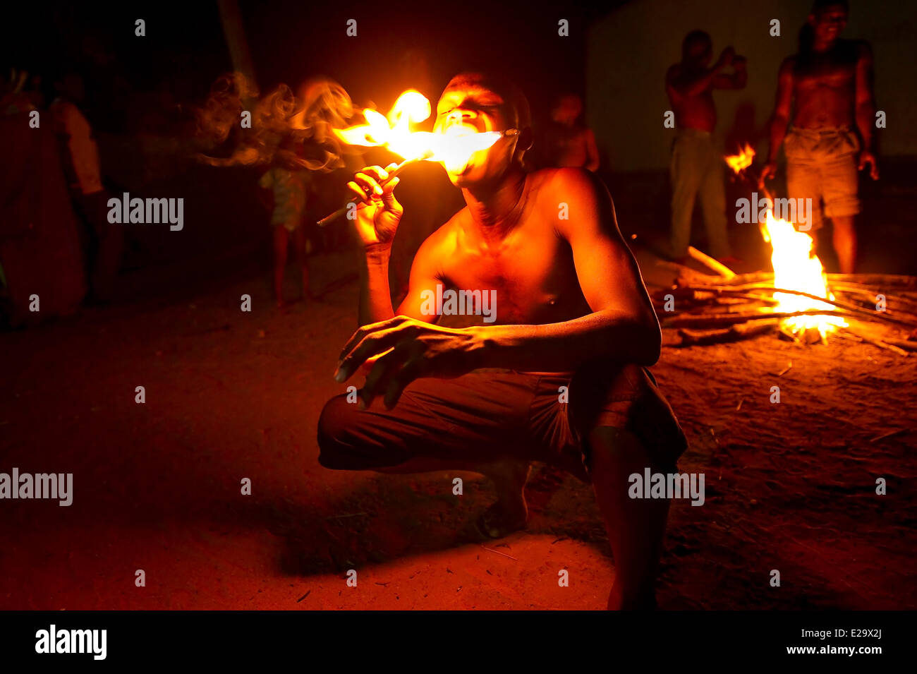 Il Togo, Kparataou, danza del fuoco della famiglia Agodomou, Padre, fratelli e figli, Tem tribù Foto Stock