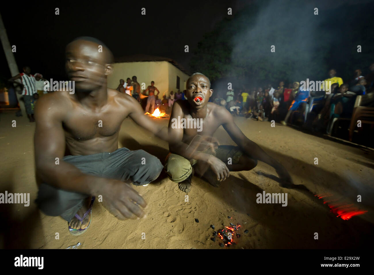 Il Togo, Kparataou, danza del fuoco della famiglia Agodomou, Padre, fratelli e figli, Tem tribù Foto Stock