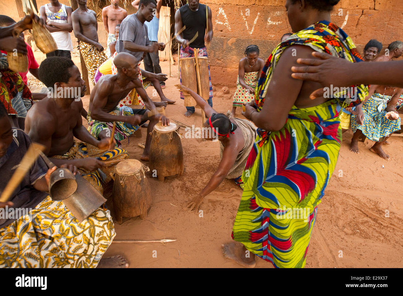 Il Togo, Amenodji, Atingali vodoo cerimonia, per la guarigione, le donne che rientrano in transes Foto Stock