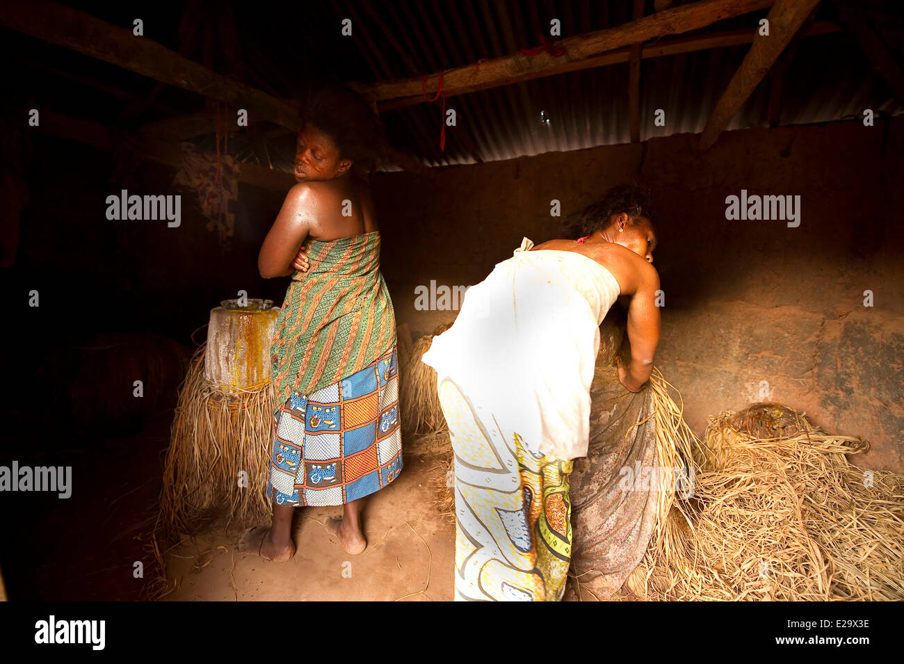 Il Togo, Amenodji, Atingali vodoo cerimonia, per la guarigione, le donne che rientrano in transes Foto Stock