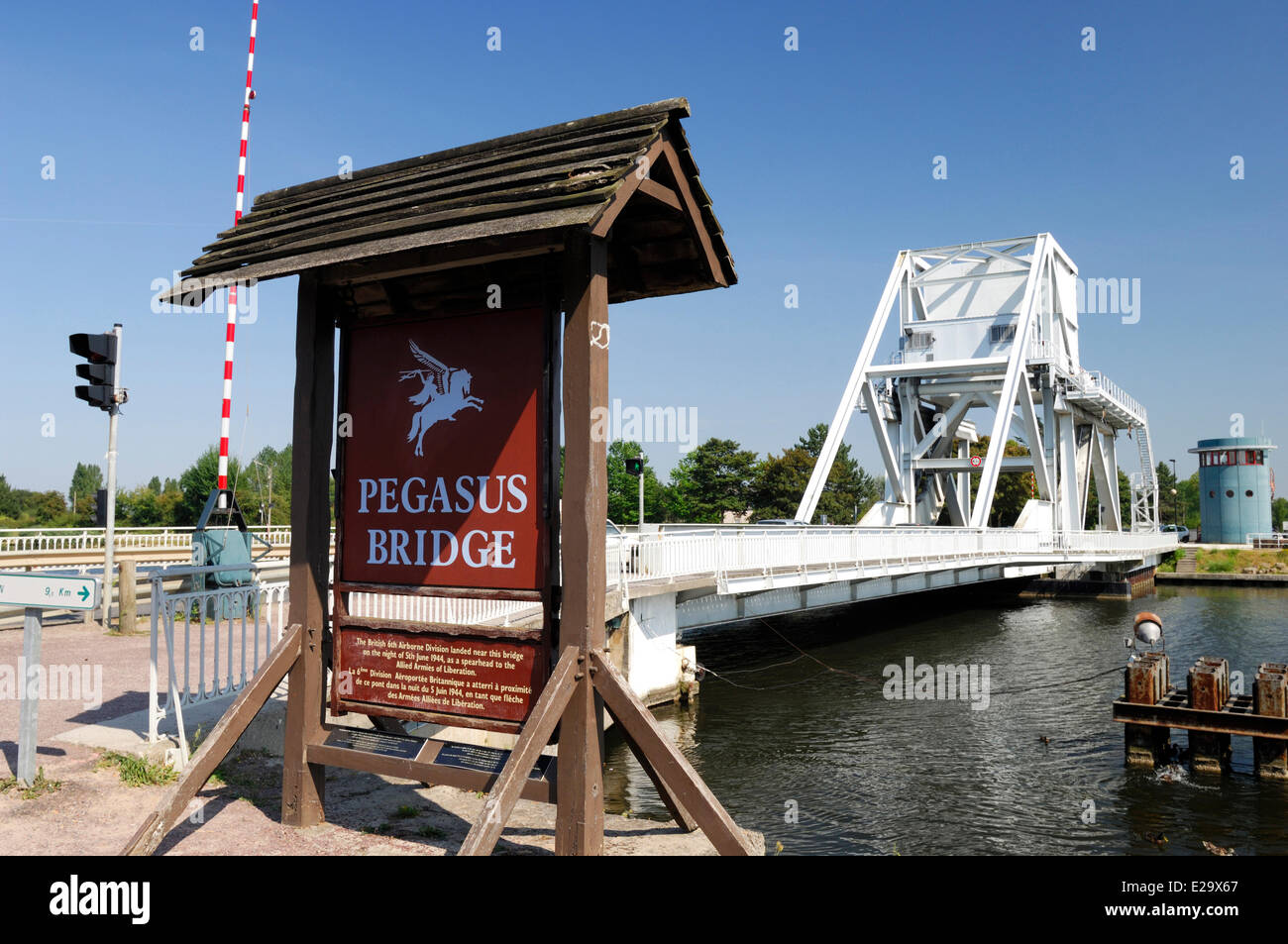 Francia, Calvados, Benouville, ponte Pegasus, scheda all'ingresso del ponte Foto Stock