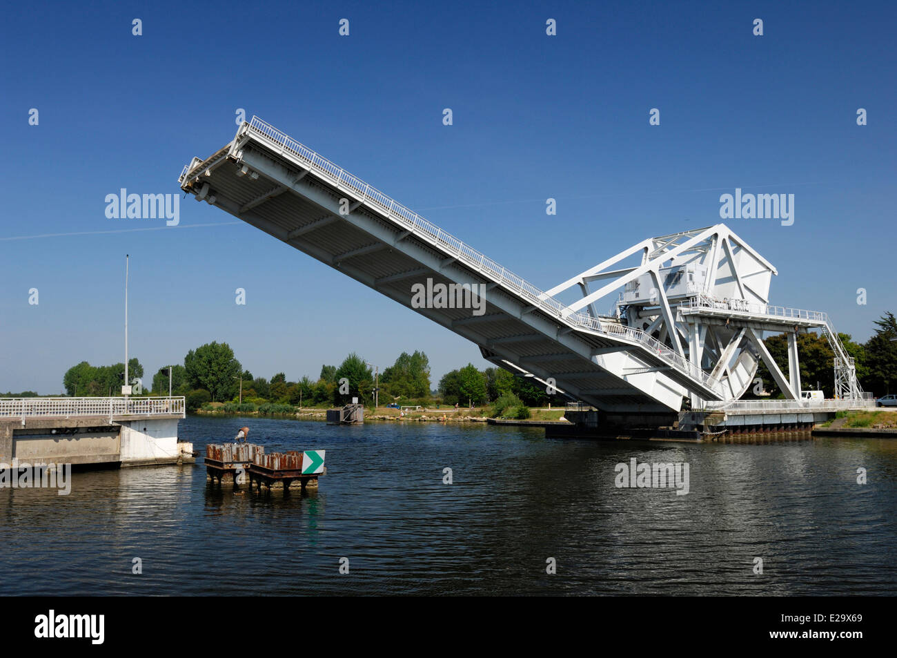 Francia, Calvados, Benouville, ponte Pegasus, bridge per metà sollevato Foto Stock
