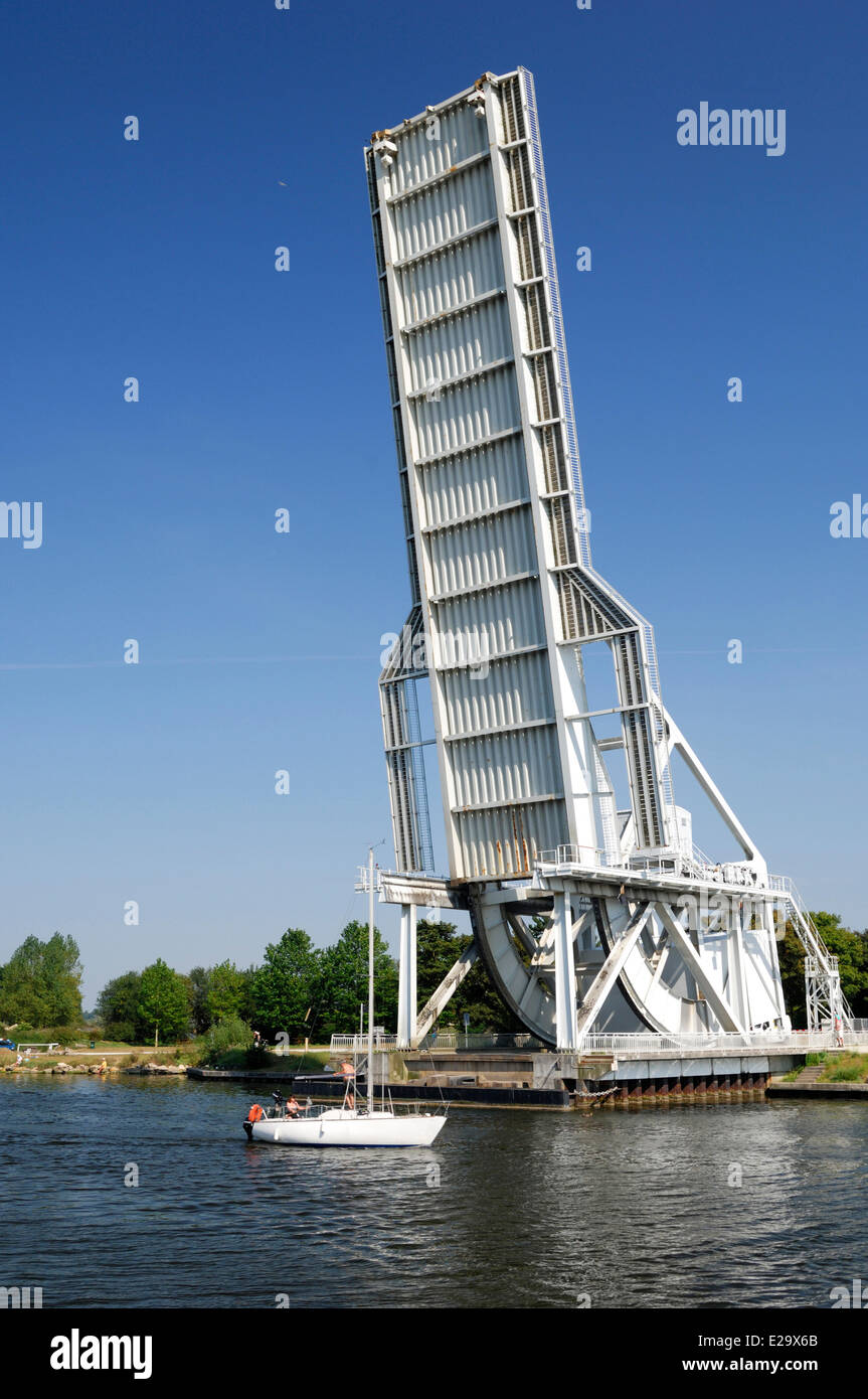 Francia, Calvados, Benouville, ponte Pegasus, il ponte in posizione verticale Foto Stock