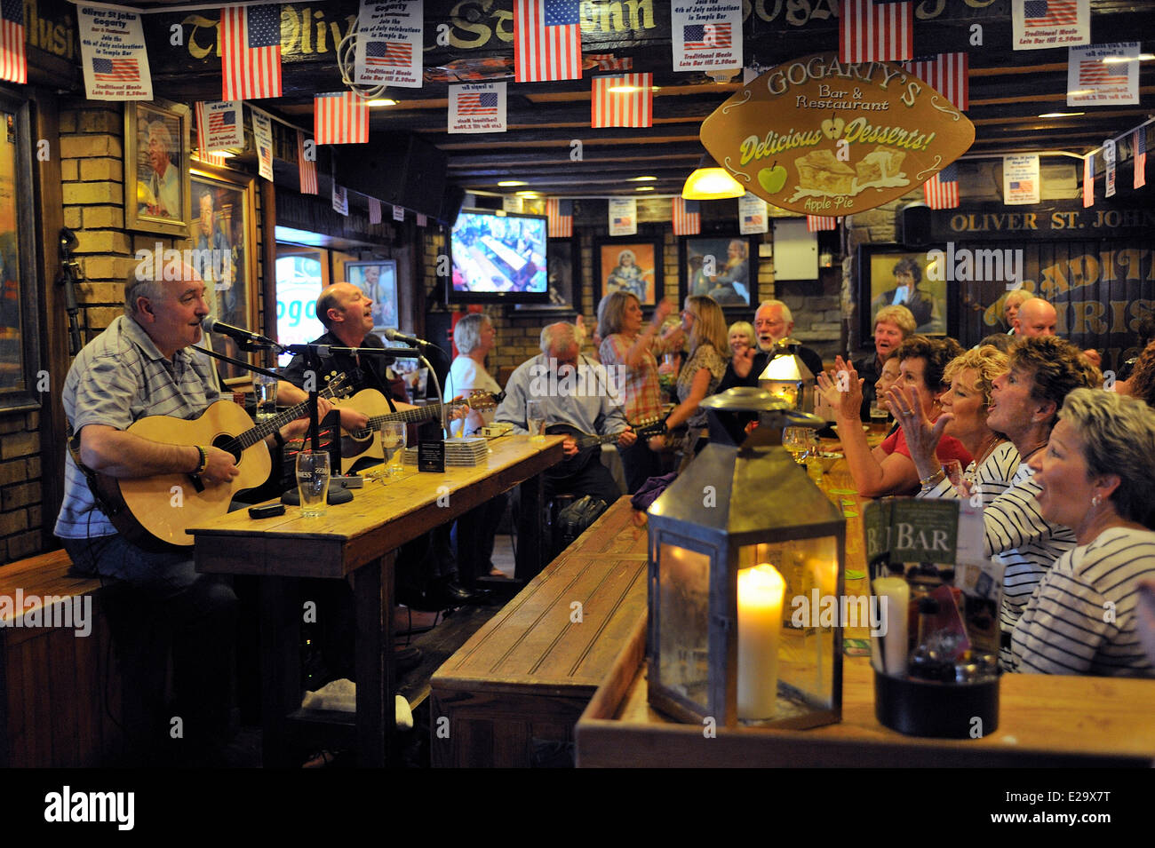 Irlanda, Dublino, Temple Bar, Oliver St John Gogarty pub, ascoltare musica irlandese dal vivo Foto Stock