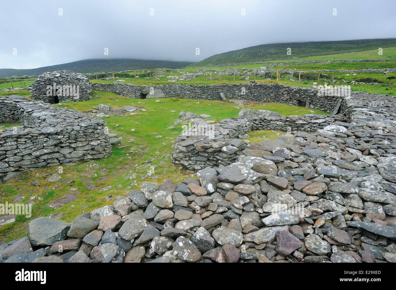 L'Irlanda, nella contea di Kerry, la penisola di Dingle, pietra forte e beehive hut Foto Stock