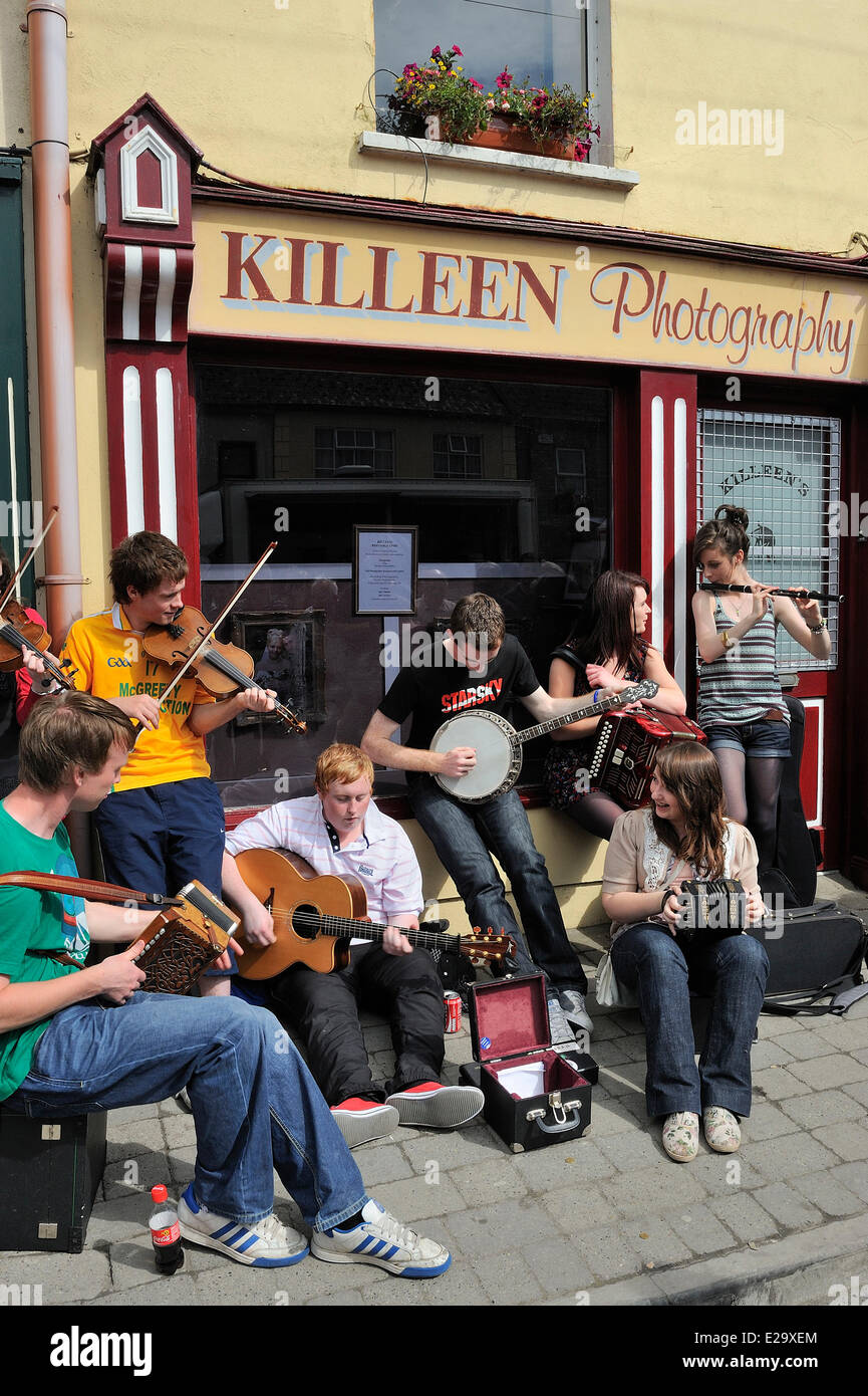 Irlanda, County Clare, Milltown Malbay, musica corsi estivi, improvvisata band che suona musica irlandese tradizionale Foto Stock