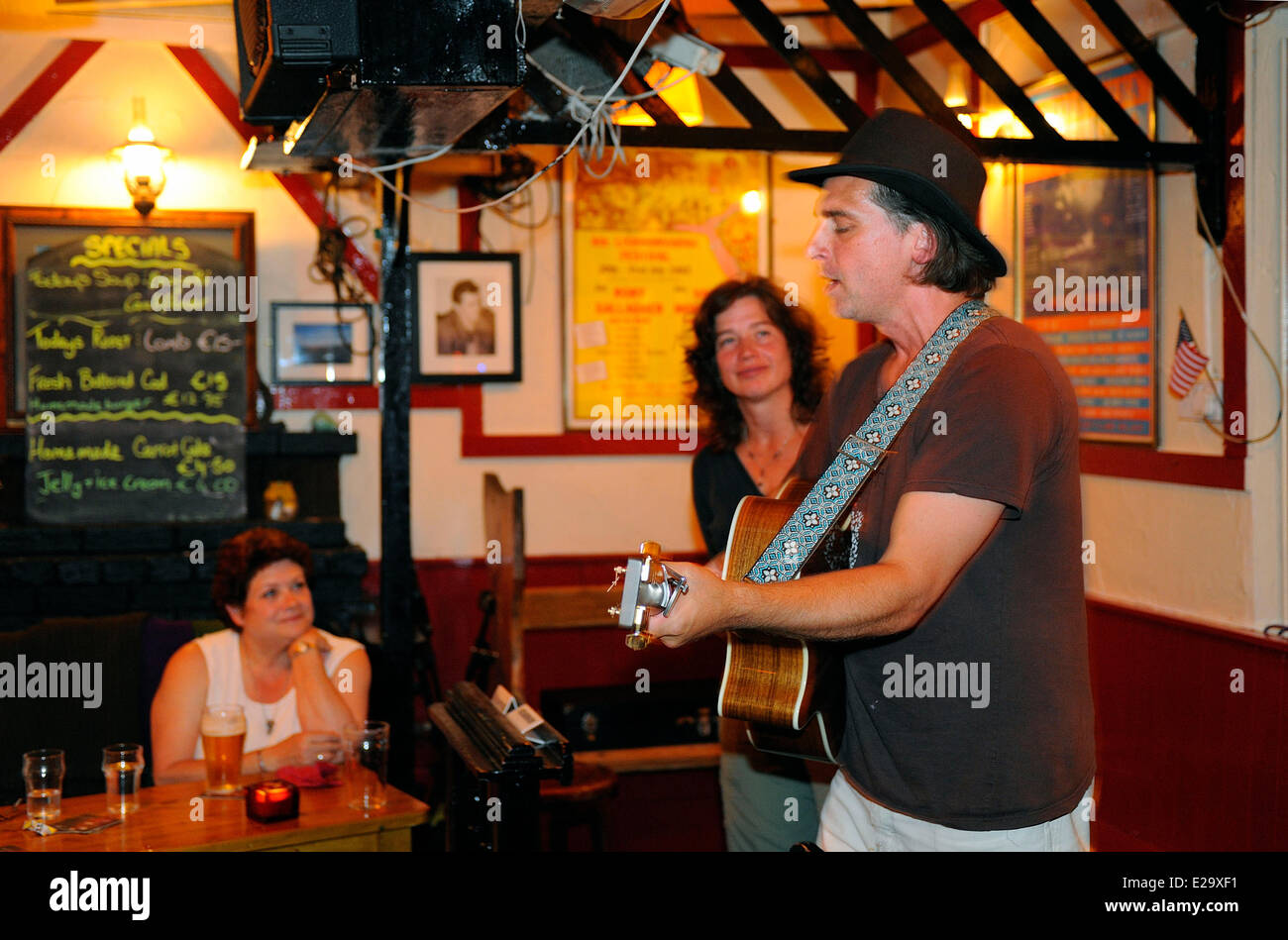 Irlanda, County Clare, Doolin, Mac dermott's pub, la musica tradizionale irlandese Foto Stock