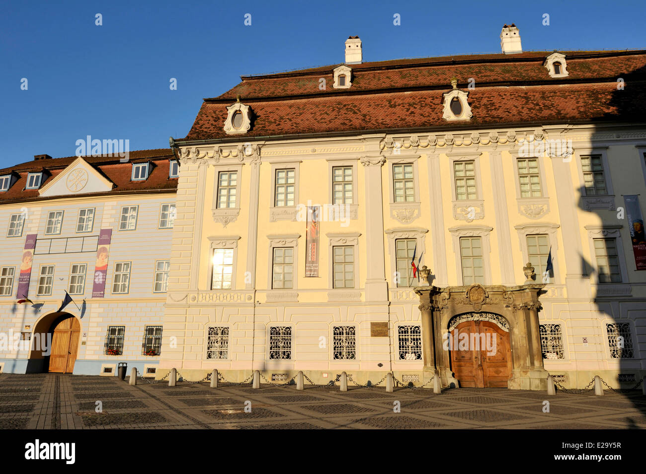 La Romania, Transilvania, Carpazi, Sibiu, la città vecchia, Piata Mare piazza, Palazzo Brukenthal Foto Stock