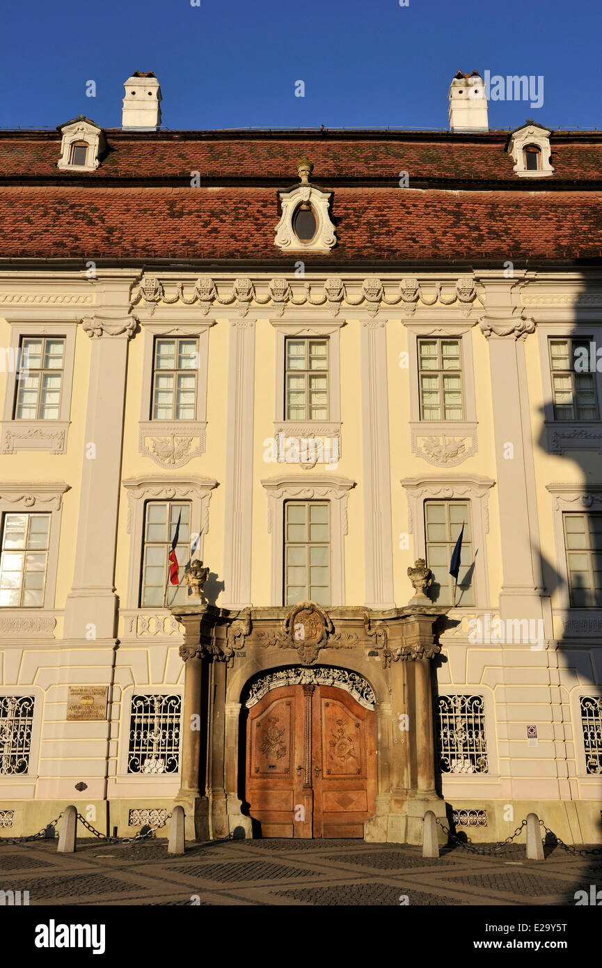 La Romania, Transilvania, Carpazi, Sibiu, la città vecchia, Piata Mare piazza, Palazzo Brukenthal Foto Stock