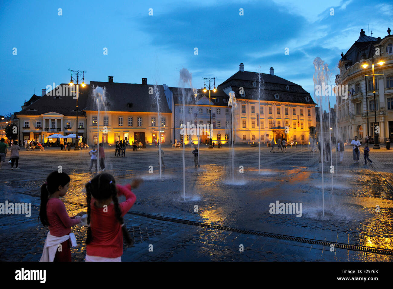 La Romania, Transilvania, Carpazi, Sibiu, la città vecchia, Piata Mare piazza, Palazzo Brukenthal Foto Stock