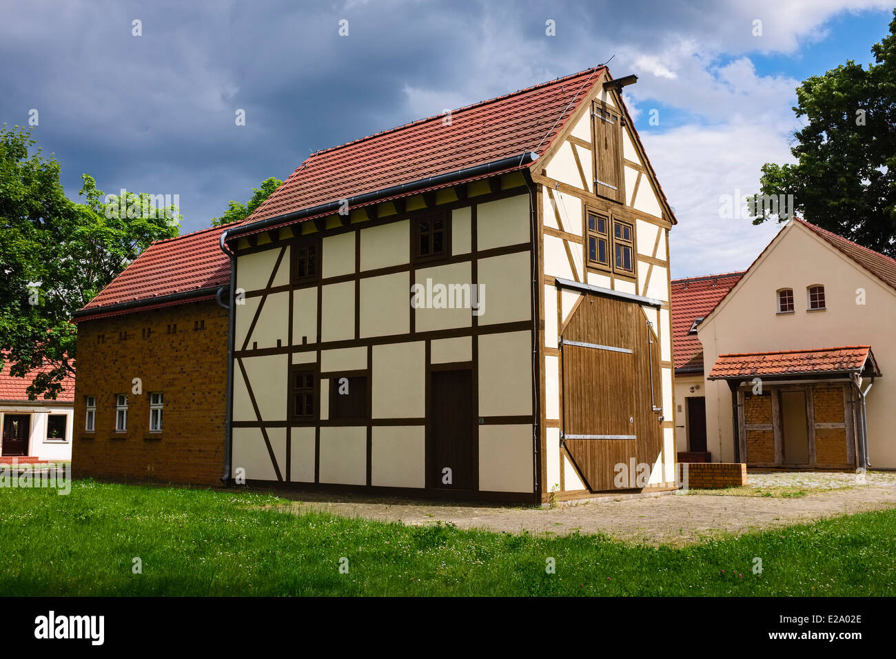 Mulino a vento in un granaio, Saalow, Brandeburgo, Germania Foto Stock