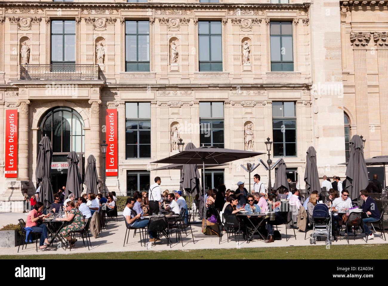 Francia, Parigi, giostra giardini di fronte al Louvre, Le saut du Loup ristorante dal Museo di Arti Decorative Foto Stock