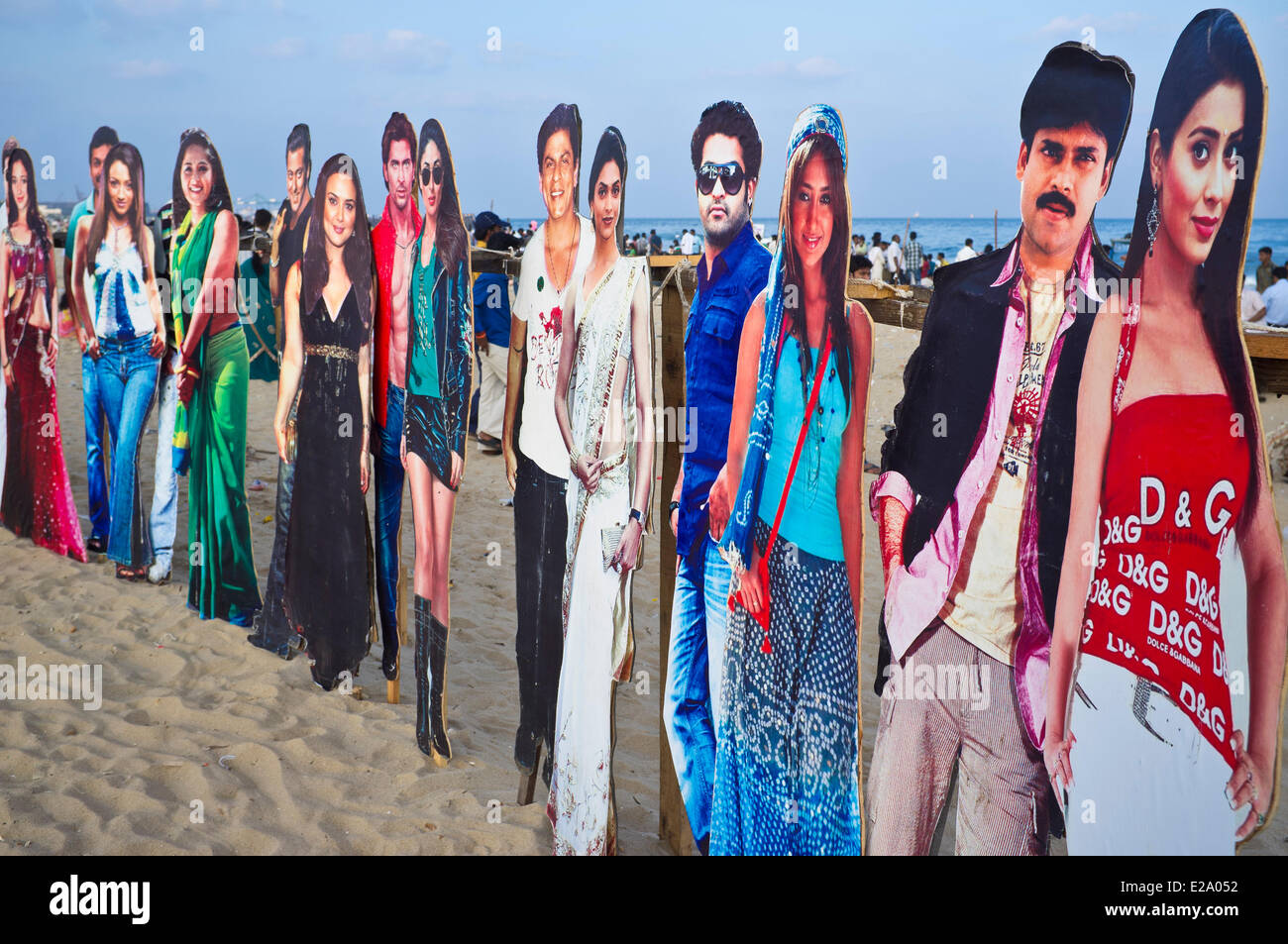 India, Tamil Nadu, Chennai (Madras), presso la spiaggia di Marina molto affollata la domenica pomeriggio, indiani come scattare foto con la Foto Stock