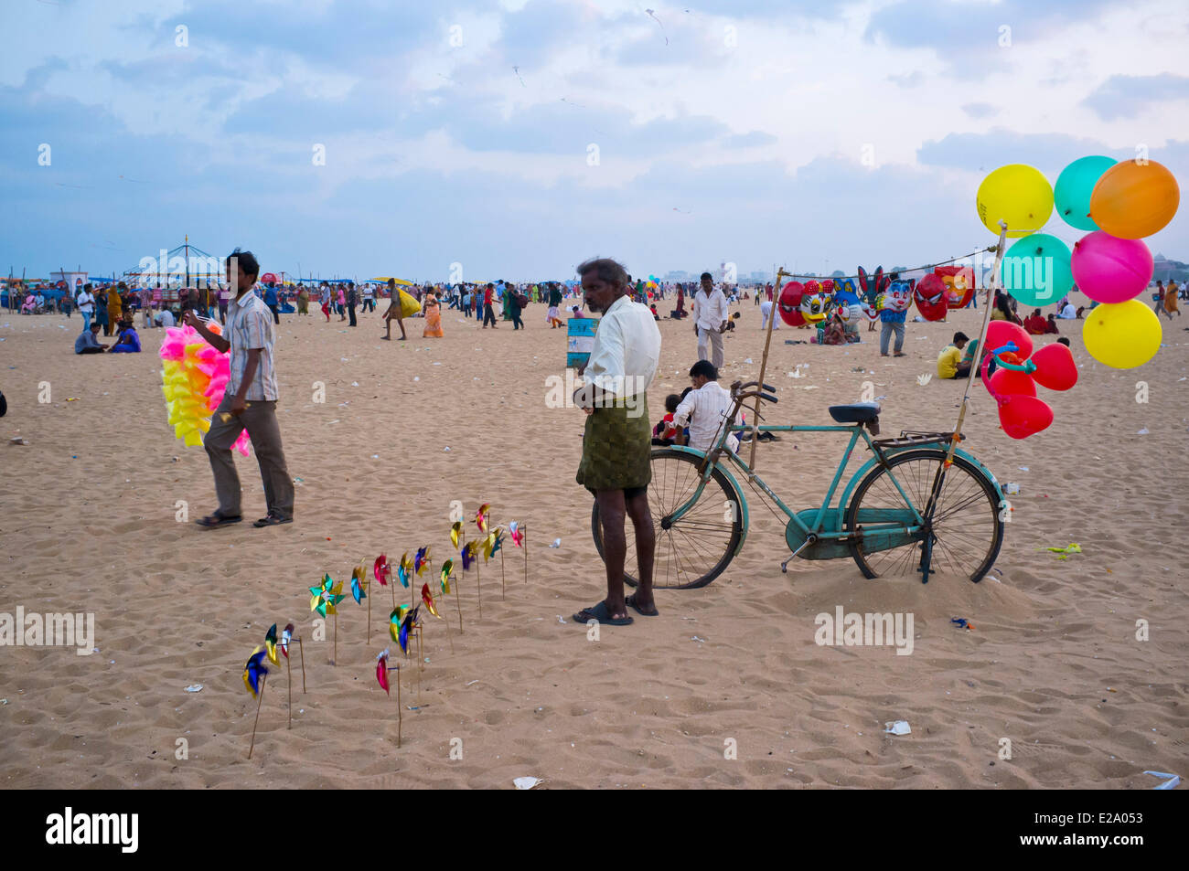 India, Tamil Nadu, Chennai (Madras), presso la spiaggia di Marina molto affollata la domenica pomeriggio Foto Stock