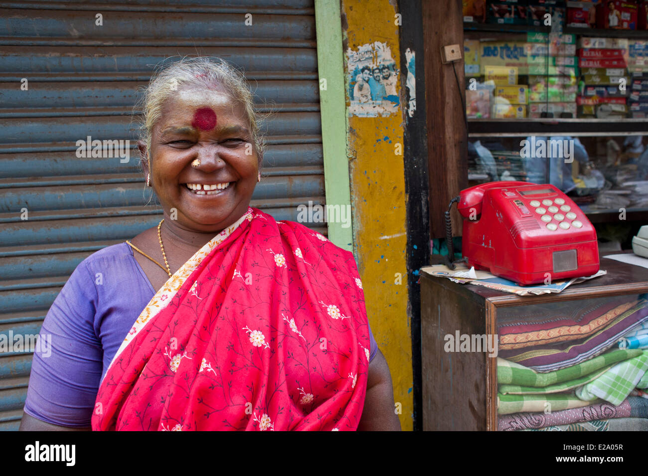 India, Tamil Nadu, Chennai (Madras), un sorridente commessa in Cina quartiere bazar Foto Stock