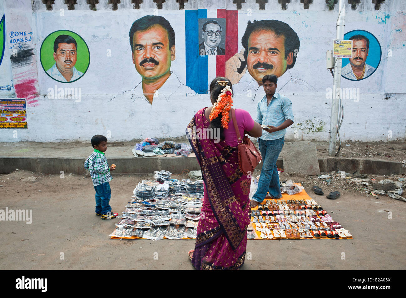 India, Tamil Nadu, Chennai (Madras), durante le elezioni, le pareti sono coperte con murali politici Foto Stock
