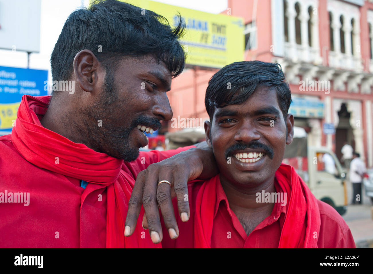 India, Tamil Nadu, Chennai (Madras), coolies alla stazione Egmore, uno dei 2 principali stazioni di Chennai Foto Stock