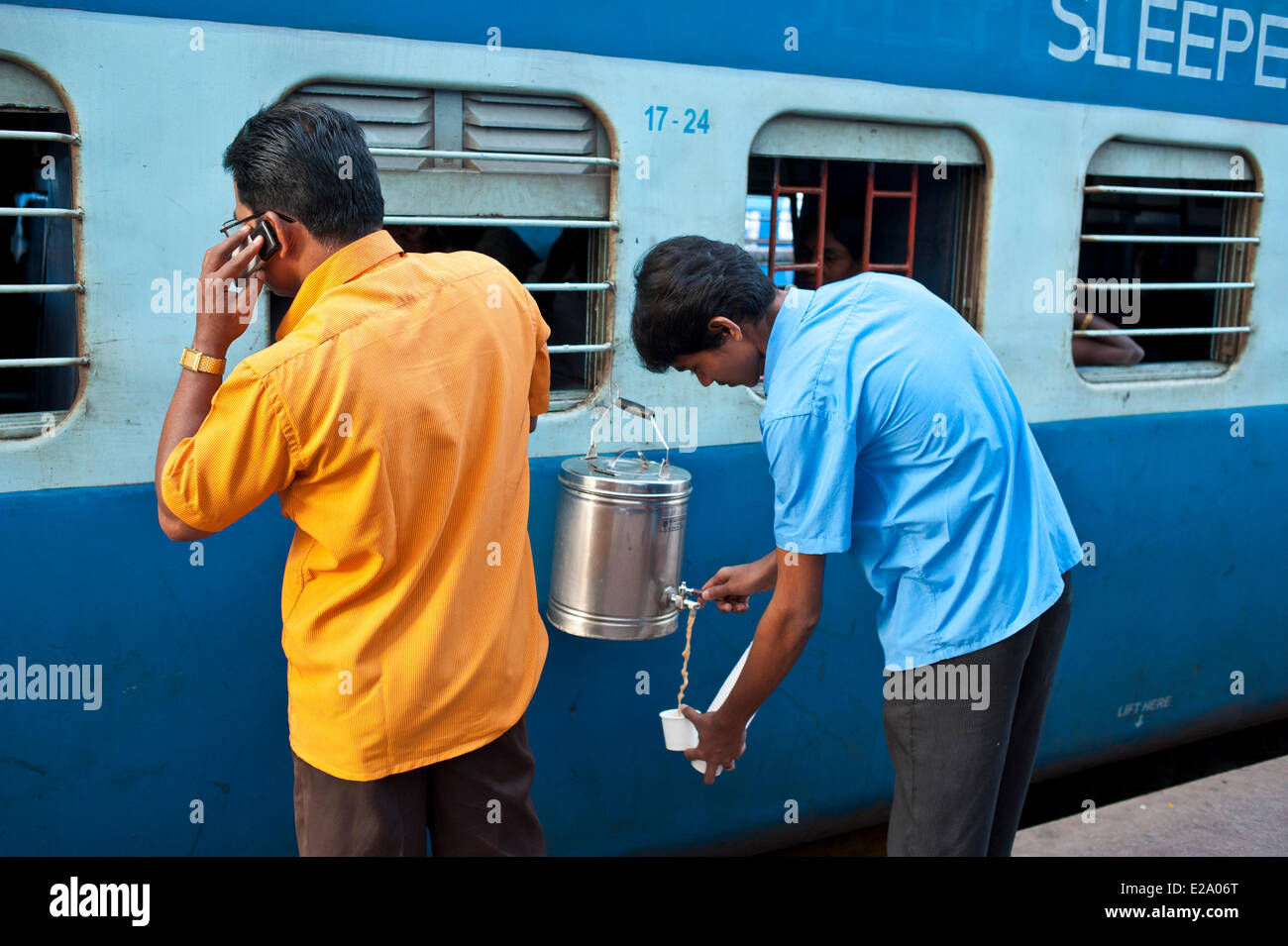 India, Tamil Nadu, Chennai (Madras), tè venditore presso stazione Egmore, uno dei 2 principali stazioni di Chennai Foto Stock
