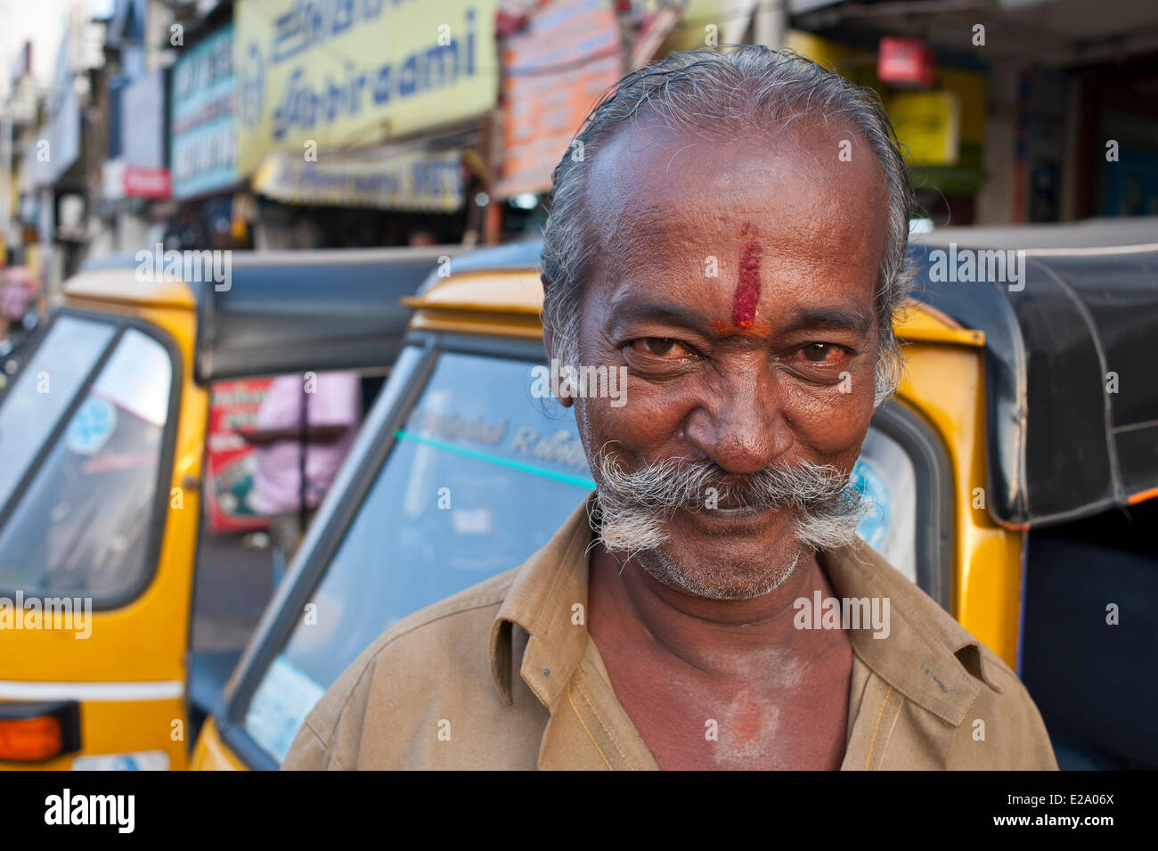 India, Tamil Nadu, Chennai (Madras), auto rickshaw driver (trasporti urbani) Foto Stock