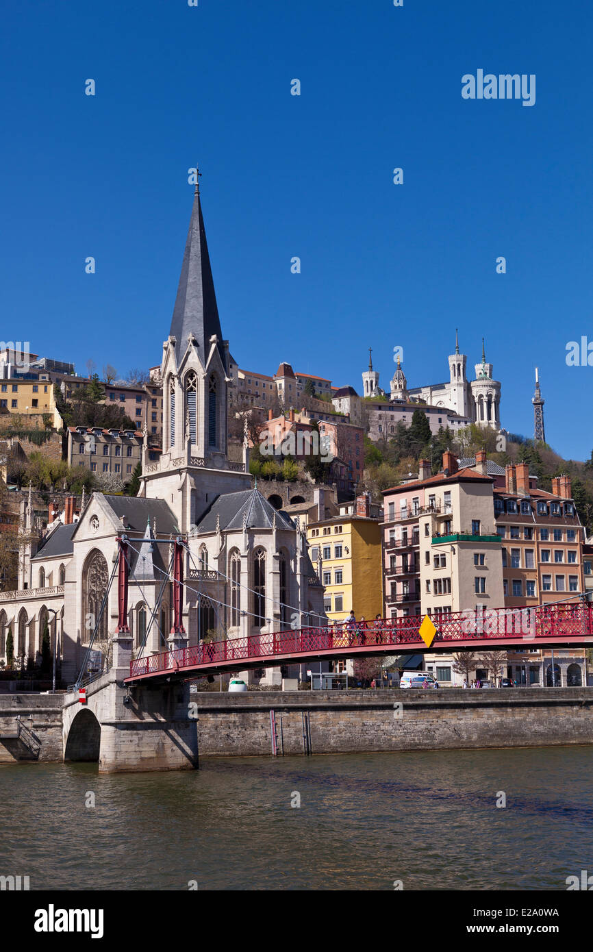 Francia, Rhone, Lione, storico sito elencato come patrimonio mondiale dall' UNESCO, passerella e St Georges Chiesa nel corso del fiume Saone e Foto Stock