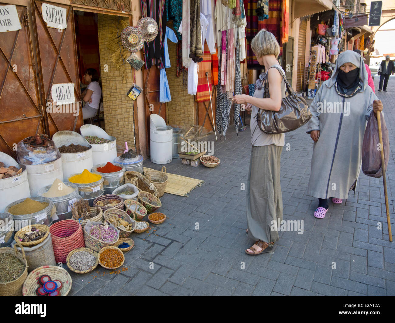 Il Marocco, Superiore Atlas, Marrakech città imperiale, la medina elencati di patrimonio mondiale dall UNESCO, il turista in un negozio di spezie Foto Stock