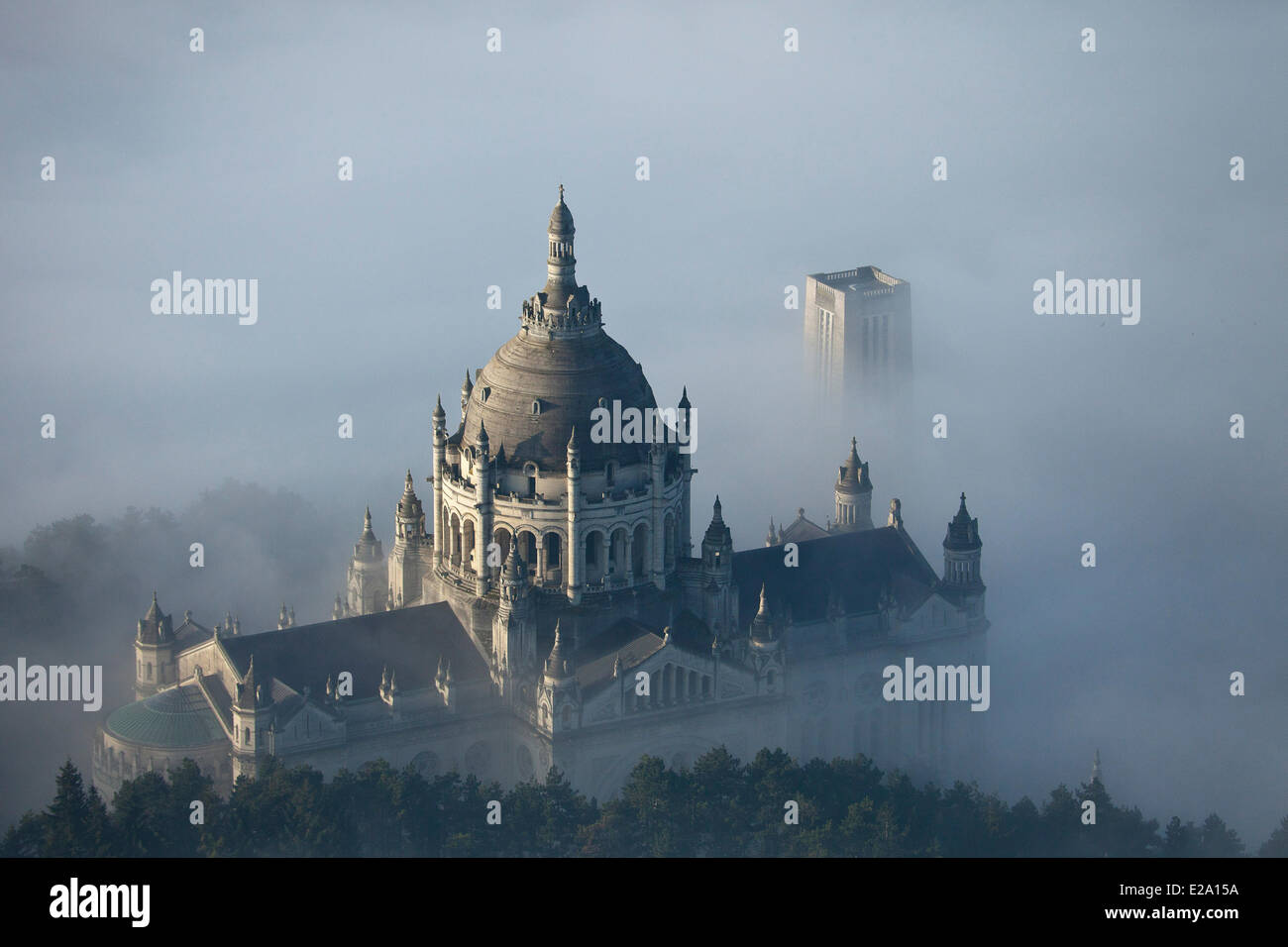 Francia, Calvados, Lisieux basilica di Santa Teresa di Lisieux, una delle più grandi chiese costruite nel XX secolo (antenna Foto Stock