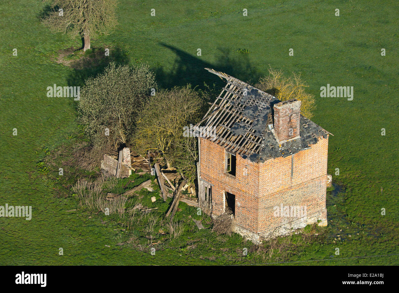 Francia, Calvados, Saint Desir, casa normanna in rovine (vista aerea) Foto Stock