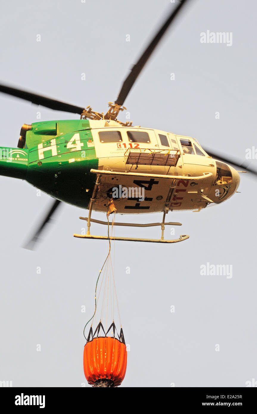 Bell 412 registrazione CE-IPM portando acqua per la lotta antincendio, Cabopino Golf in Andalusia. Foto Stock