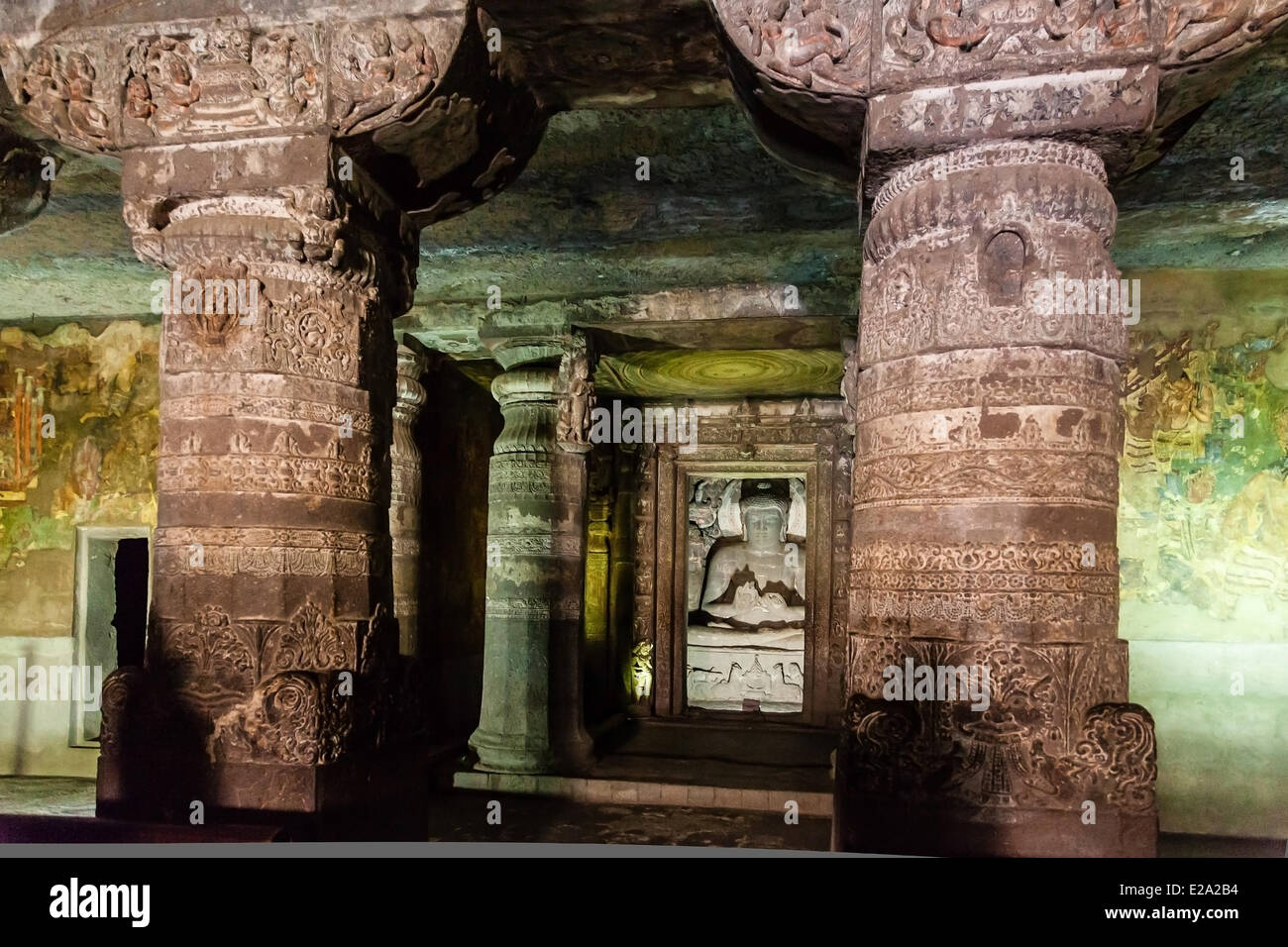 India, nello stato del Maharashtra, Ajanta, all'interno di una grotta, pilars e Bouddha, classificato come patrimonio mondiale dall' UNESCO Foto Stock