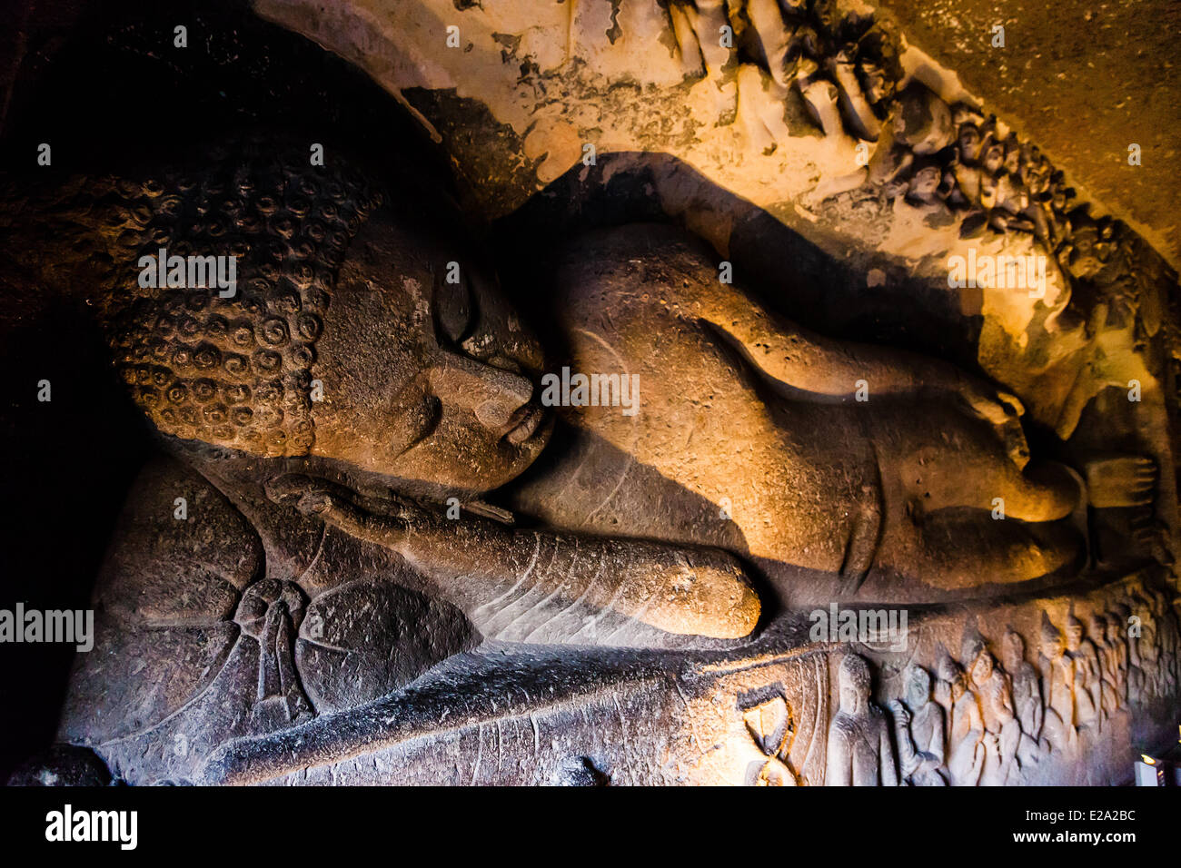 India, nello stato del Maharashtra, Ajanta, giacente Bouddha bassorilievo all'interno di una grotta, classificato come patrimonio mondiale dall' UNESCO Foto Stock