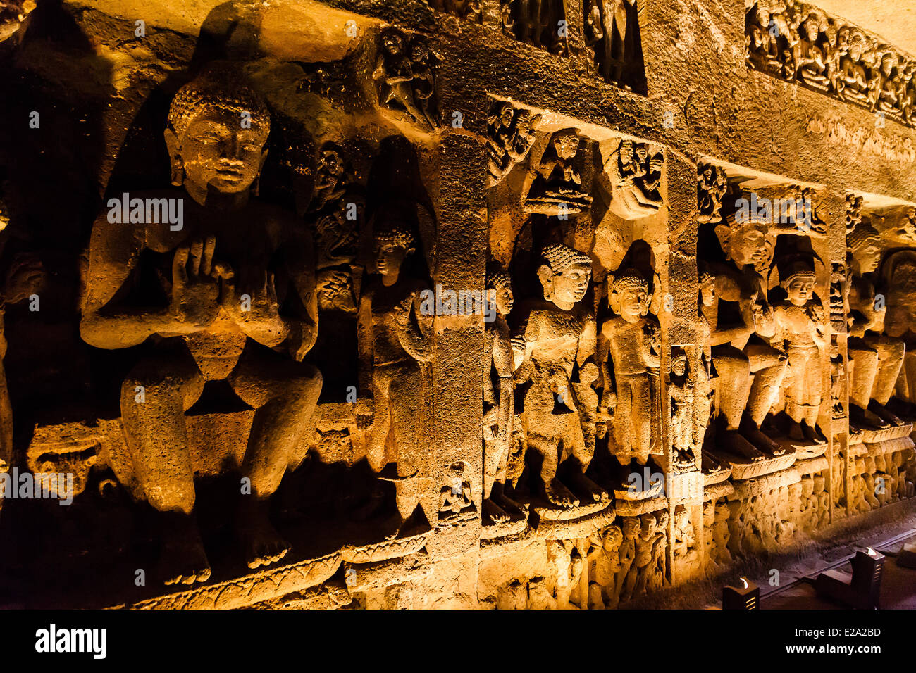 India, nello stato del Maharashtra, Ajanta, bassorilievi all'interno di una grotta, classificato come patrimonio mondiale dall' UNESCO Foto Stock