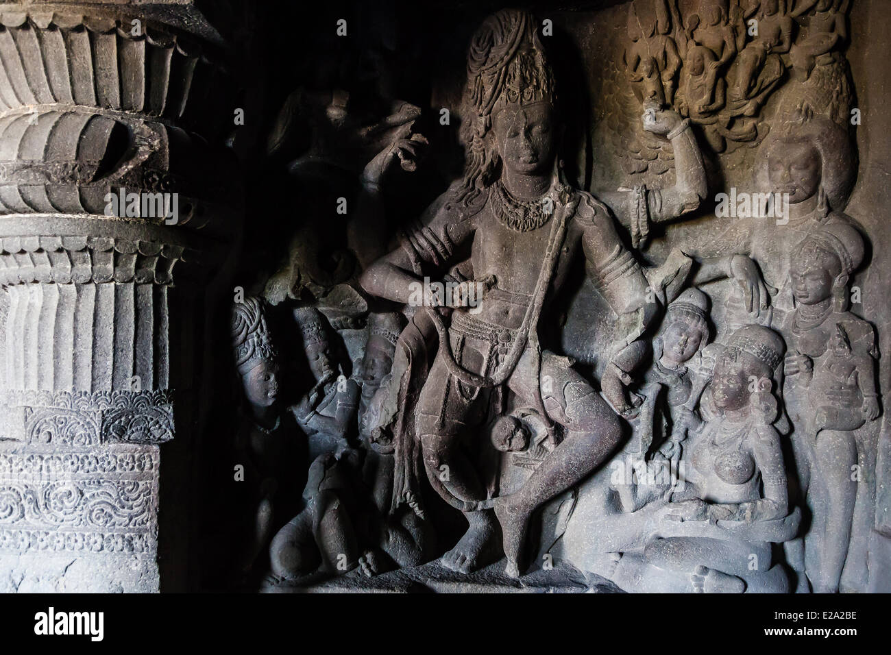 India, nello stato del Maharashtra, Ellora, 8 bracci Shiva bassorilievo all'interno di una grotta, classificato come patrimonio mondiale dall' UNESCO Foto Stock