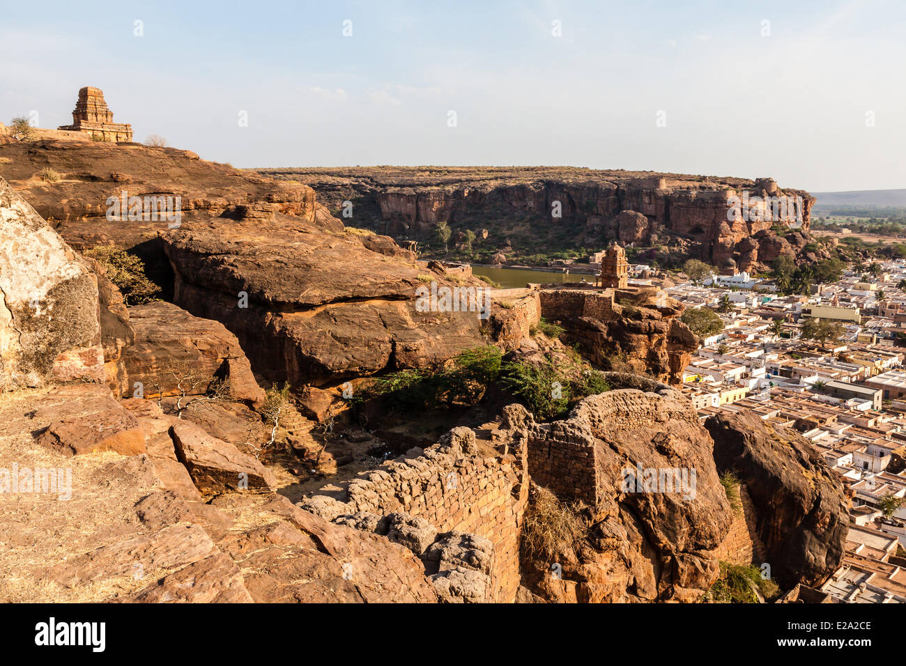 India, nello stato di Karnataka, Badami, il villaggio, vista dalla scogliera di te Foto Stock