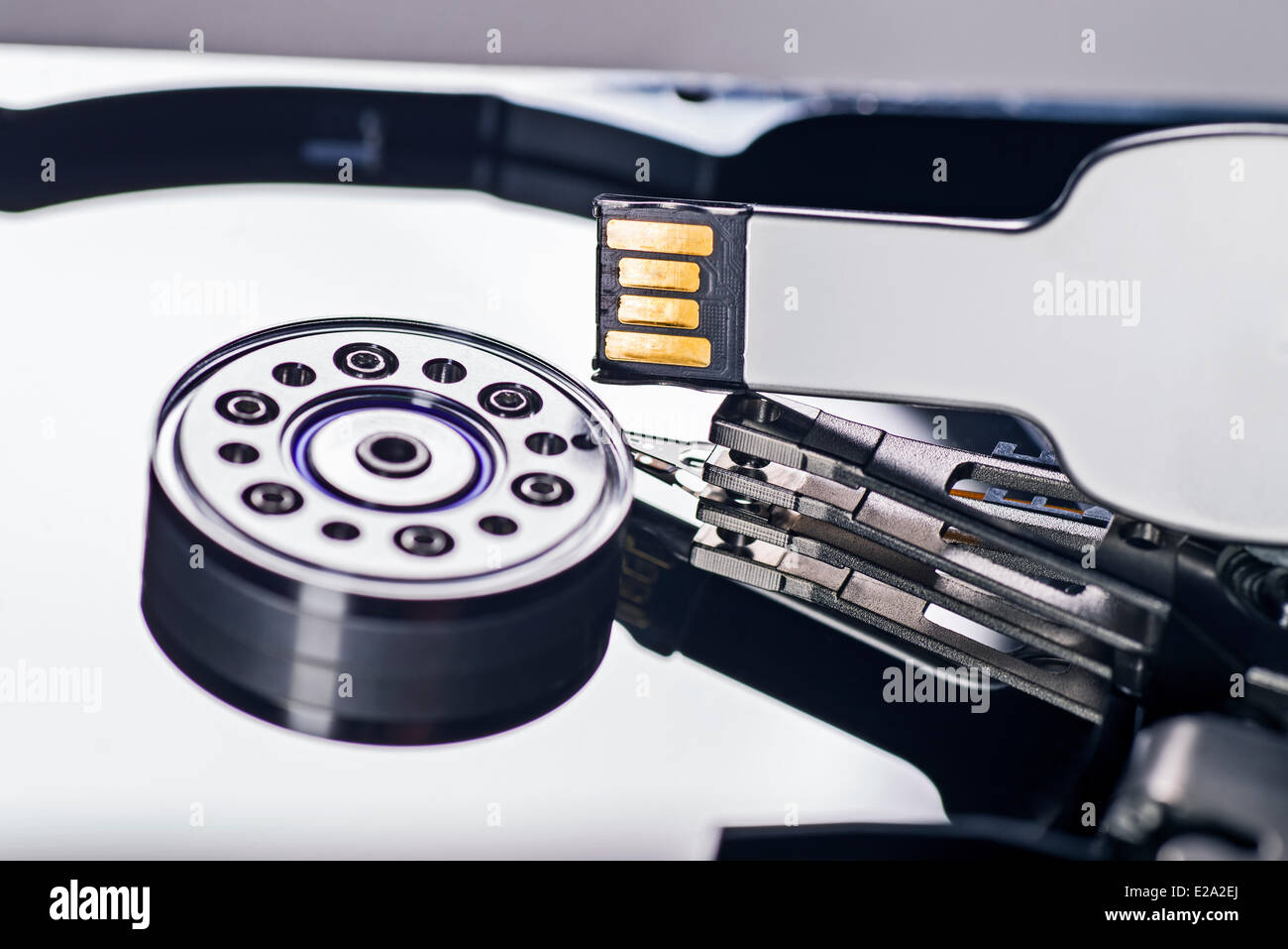 Dettaglio di un disco rigido con una unità flash USB Foto Stock