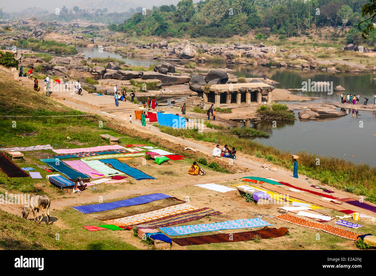 India, nello stato di Karnataka, Hampi, essiccazione saris sul lato del fiume Foto Stock