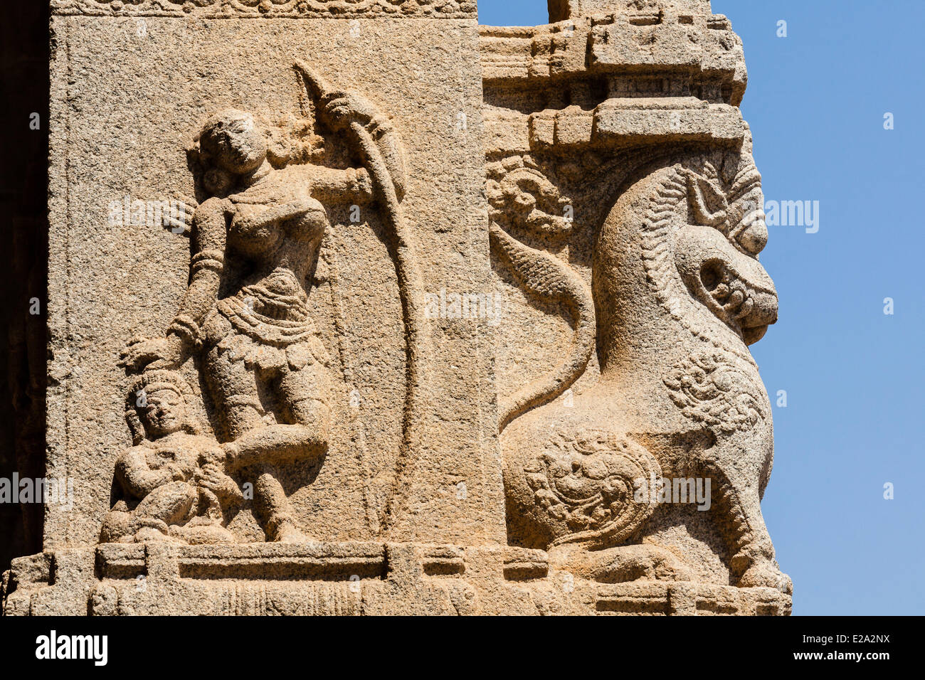 India, nello stato di Karnataka, Hampi, Krsihna tempio, intaglio di un arciere, classificato come patrimonio mondiale dall' UNESCO Foto Stock