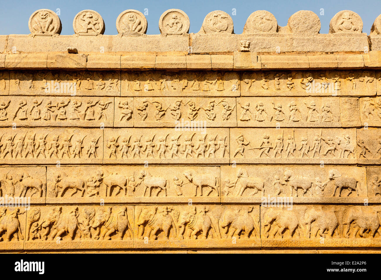 India, nello stato di Karnataka, Hampi, tempio Hazararama, fregi sulla parete esterna, classificato come patrimonio mondiale dall' UNESCO Foto Stock