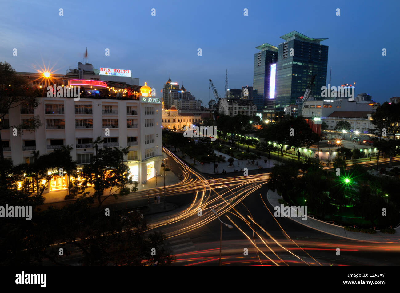 Il Vietnam, a Saigon (Ho Chi Minh City), l'hotel Rex, il municipio e le torri gemelle del Centro Vicom Foto Stock