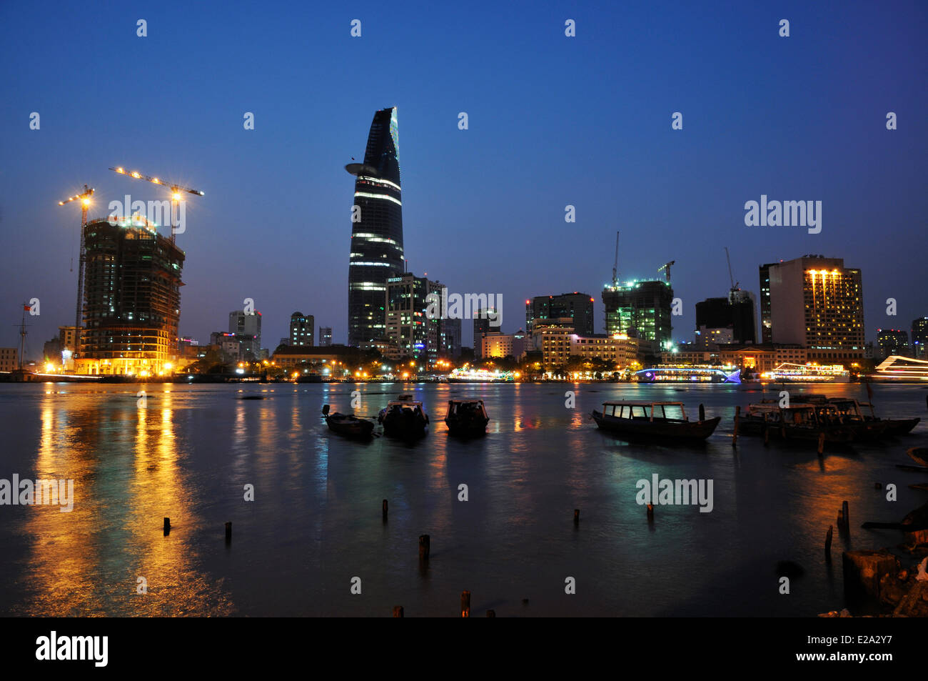 Il Vietnam, a Saigon (Ho Chi Minh City), District 1, la torre finanziaria sulla banca del fiume Saigon Foto Stock