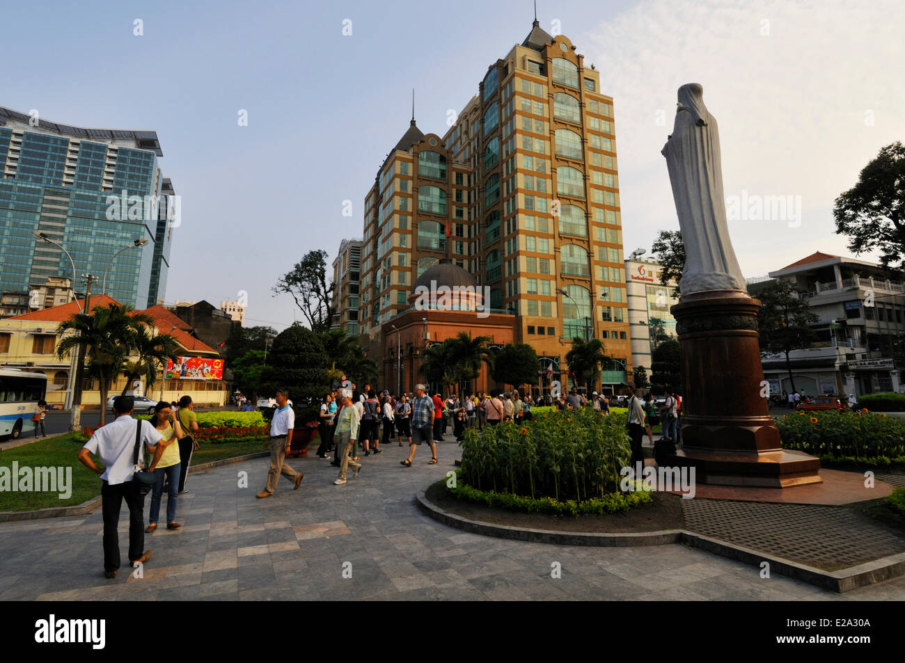 Il Vietnam, a Saigon (Ho Chi Minh City), District 1, piazza del Duomo Foto Stock