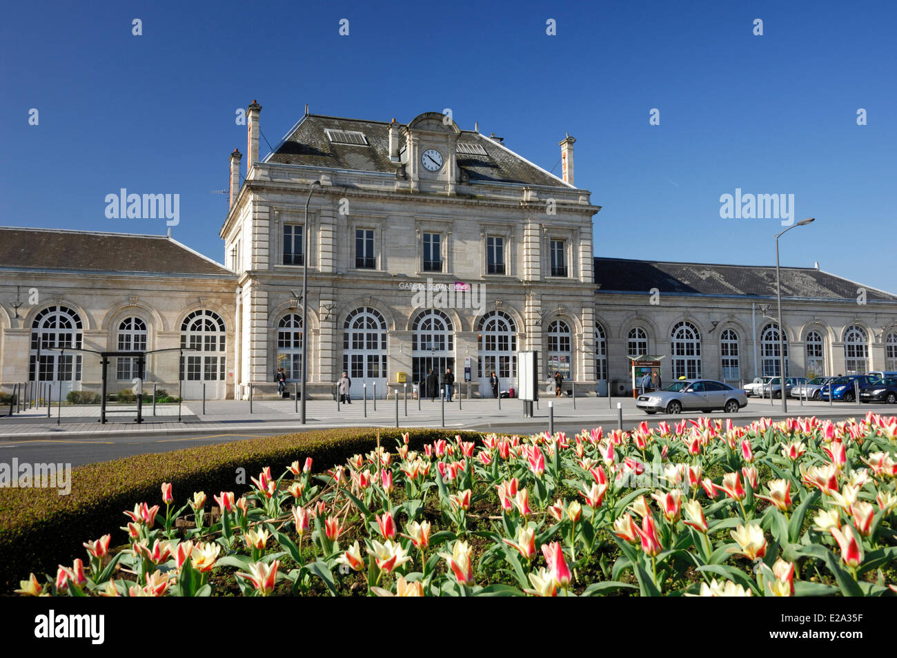 Francia, Ardenne, berlina, la piazza della stazione ferroviaria, la stazione ferroviaria stazione ferroviaria (SNCF) Foto Stock