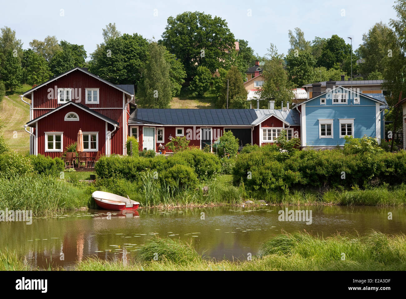 Finlandia, Uusimaa, Porvoo (Borga), case di legno sul fiume Porvoo banche Foto Stock