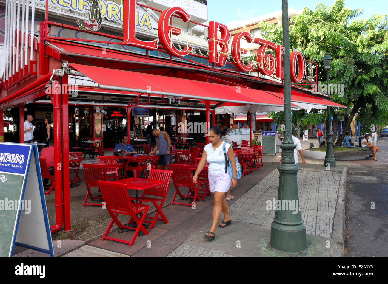 Francia Polinesia francese Isole della Società, isole Windward, Tahiti, Papeete, terrazza del bar e del ristorante Le retrò Foto Stock